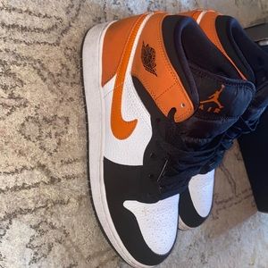 Nike Jordan 1s -Mid